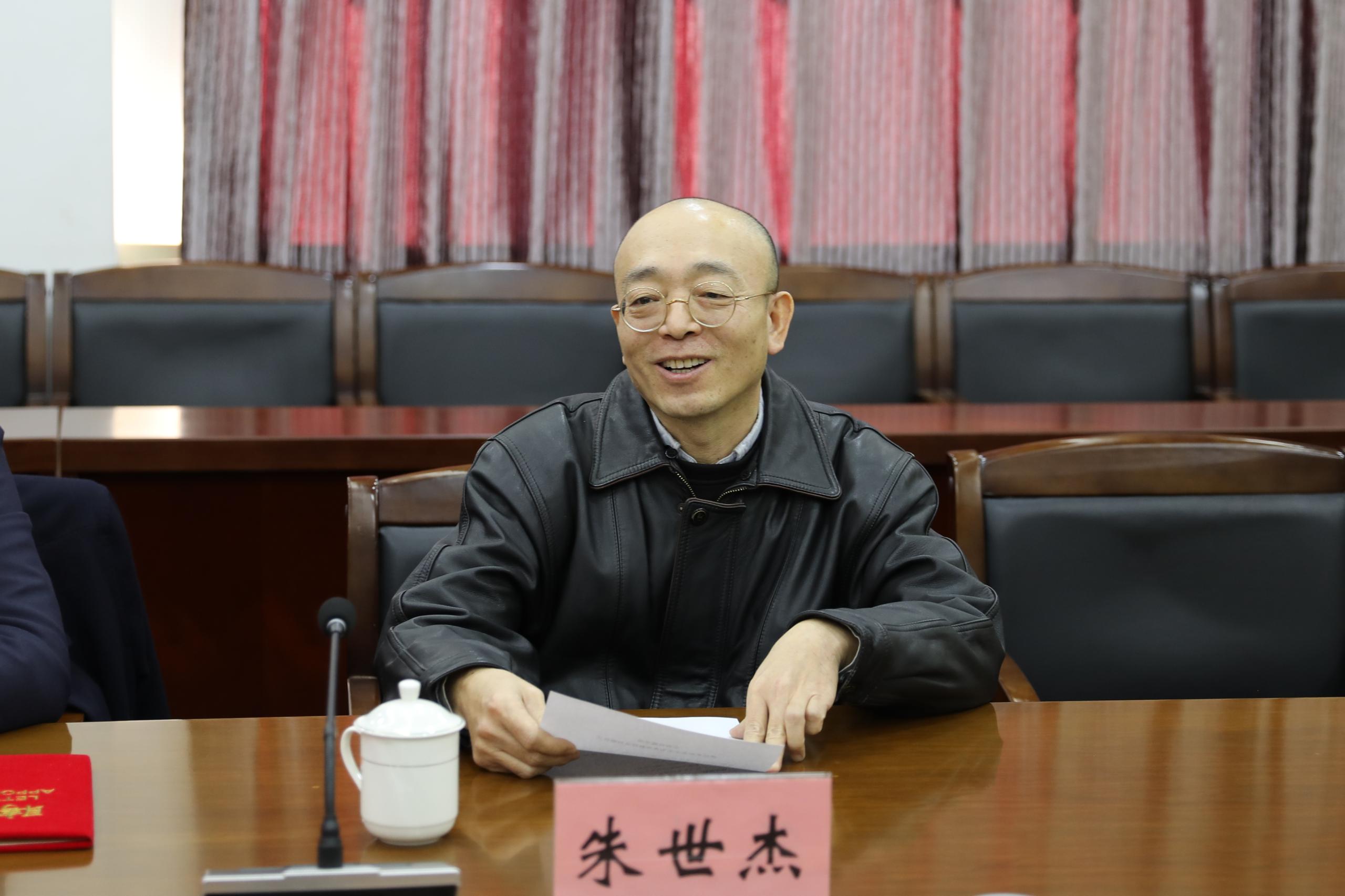 朱世杰,山西太原人,中央美术学院书法专业,现为中国书法家协会会员